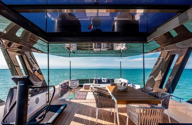 2017 FERRETTI YACHTS 850 